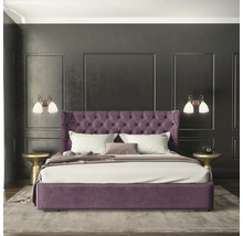 Dormitor cu pat tapițat violet, noptiere și lămpi de perete