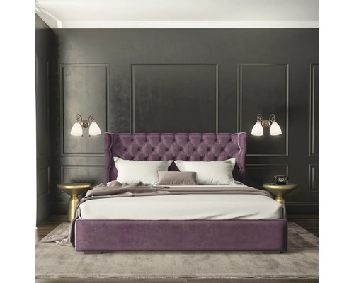 Dormitor cu pat tapițat violet, noptiere și lămpi de perete