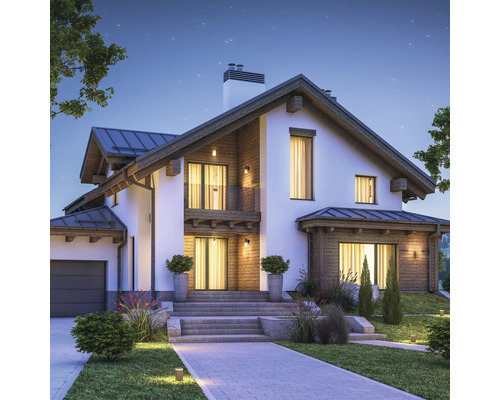 Exteriorul unei case de familie moderne cu grădină, la amurg