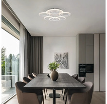 Sufragerie cu masă de dining, scaune și plafonieră rotundă cu mai multe inele