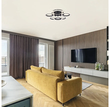 Cameră de zi cu canapea, televizor și plafonieră