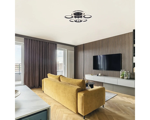 Cameră de zi cu canapea, televizor și plafonieră