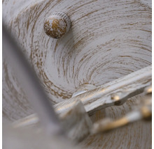 Prim-plan cu detaliul unei piese de mobilier cu ornament rotund