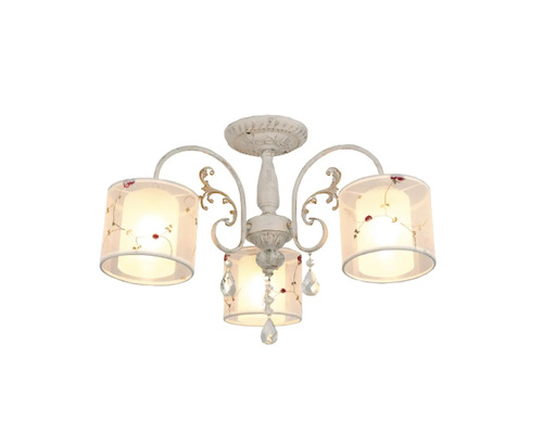 Lumină de plafon cu trei abajururi și pandantive de cristal