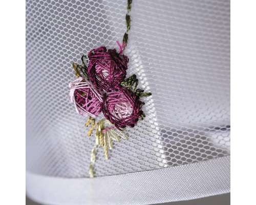 Prim-plan cu un voal alb cu broderie florală