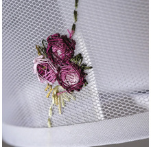 Prim-plan cu un voal alb cu broderie florală