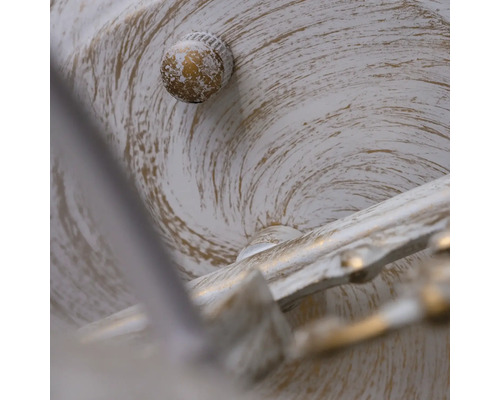 Prim-plan cu detaliul unei piese de mobilier cu ornament rotund