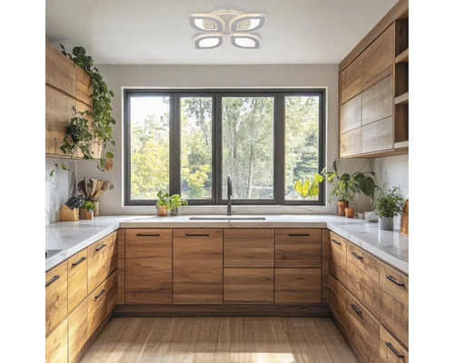 Bucătărie luminoasă cu dulapuri din lemn, fereastră cu vedere la verdeață și lampă de tavan