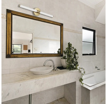 Baie cu chiuvetă, oglindă și lampă de perete