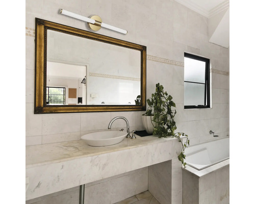 Baie cu chiuvetă, oglindă și lampă de perete