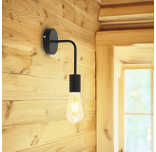 Lampă de perete neagră cu bec pe perete de lemn