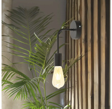 Lampa de perete cu sursă de lumină pe un perete de lemn