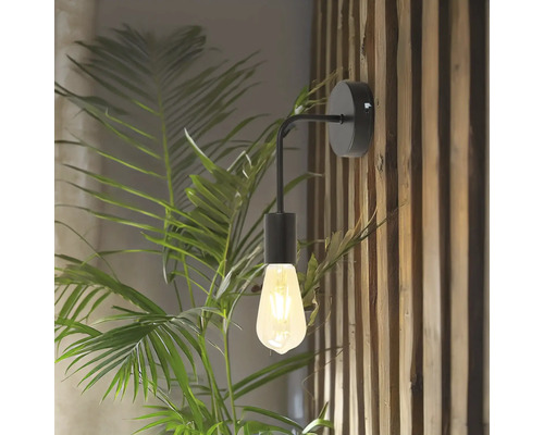 Lampa de perete cu sursă de lumină pe un perete de lemn