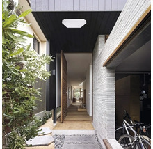 Intrarea într-o casă cu iluminat, ușă și biciclete