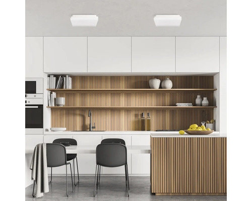 Bucătărie modernă cu dulapuri albe, rafturi din lemn și corpuri de iluminat de tavan