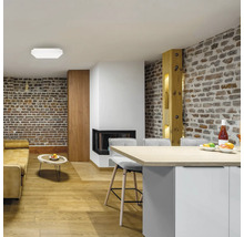 Living luminos cu canapea, masă și plafonieră