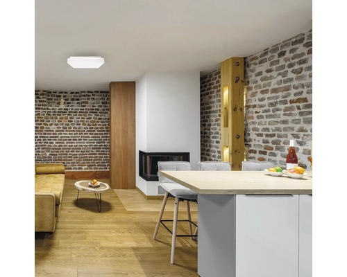 Living luminos cu canapea, masă și plafonieră