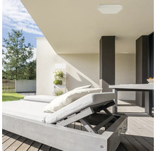 Terasa cu plafonieră, șezlong și masă