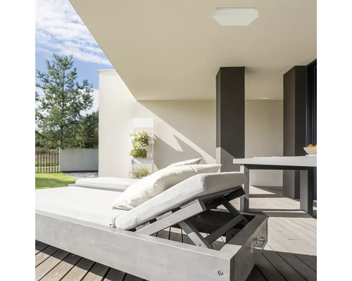 Terasa cu plafonieră, șezlong și masă