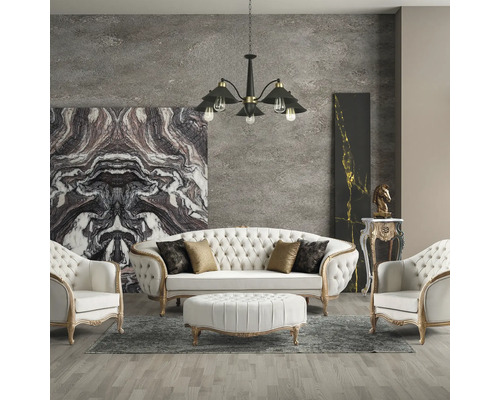 Living elegant cu canapea, fotolii, taburet, lampă și decorațiuni