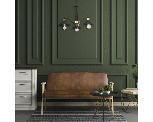 Cameră de zi cu canapea, comodă, masă și lampă suspendată în fața unui perete cu panouri.