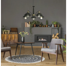 Cameră de zi cu șemineu, lampă suspendată, fotolii, masă și decorațiuni