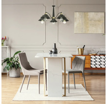 Sufragerie cu masă, scaune și lampă suspendată în interior