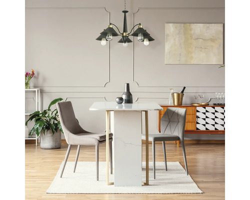 Sufragerie cu masă, scaune și lampă suspendată în interior