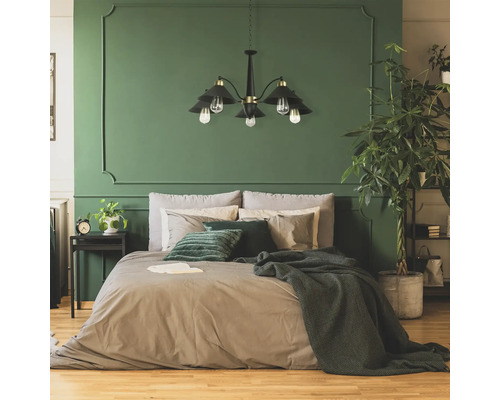 Dormitor cu pat, lampă și plantă de interior