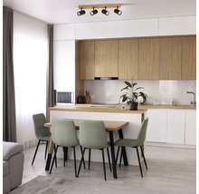 Bucătărie luminoasă cu masă și scaune