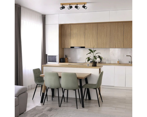 Bucătărie luminoasă cu masă și scaune