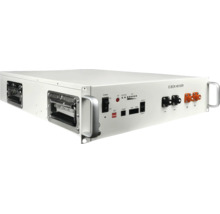 Unitate de stocare pe baterie E-BOX 48100R pentru sisteme solare cu panou de comandă, porturi și mânere în format rack.