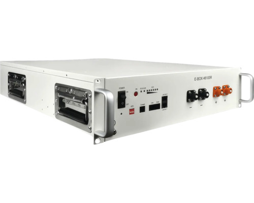 Unitate de stocare pe baterie E-BOX 48100R pentru sisteme solare cu panou de comandă, porturi și mânere în format rack.