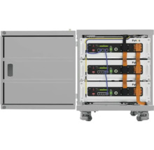 Sistem de stocare a energiei cu baterii Pytos într un dulap cu trei module cablaj și role