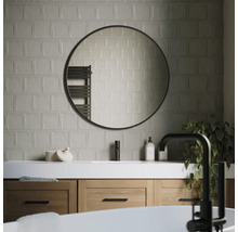 Baie modernă cu lavoar, oglindă rotundă și faianță