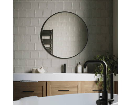 Baie modernă cu lavoar, oglindă rotundă și faianță