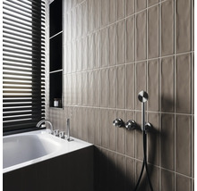 Baie modernă cu cadă, armături, rafturi și plăci de perete alungite