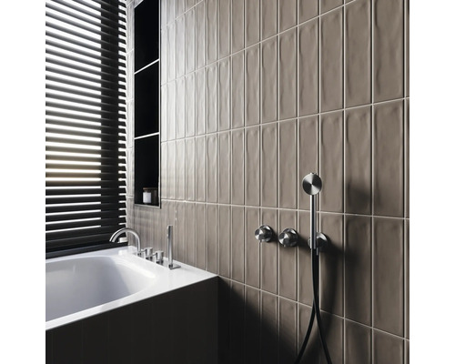 Baie modernă cu cadă, armături, rafturi și plăci de perete alungite