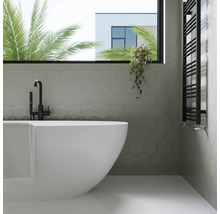 Baie cu cadă, uscător de prosoape și plăci hexagonale de perete