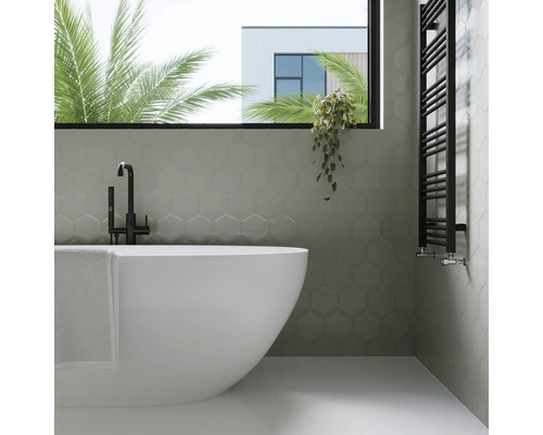 Baie cu cadă, uscător de prosoape și plăci hexagonale de perete