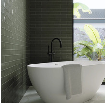 Baie modernă cu faianță verde, cadă independentă și baterie neagră