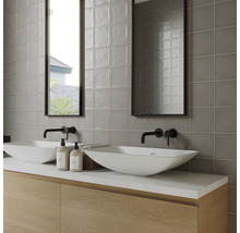 Baie modernă cu chiuvetă dublă, robinete, oglinzi și plăci de perete gri