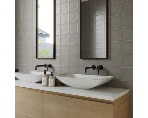 Baie modernă cu chiuvetă dublă, robinete, oglinzi și plăci de perete gri