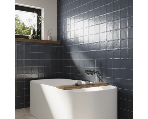 Baie cu cadă și faianță