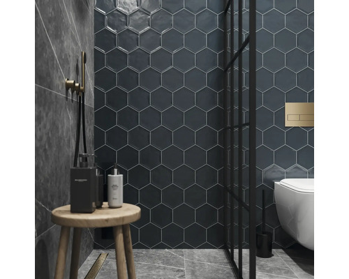 Baie cu plăci de perete hexagonale, duș, toaletă și scaun din lemn