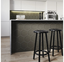 Bucătărie modernă cu plăci hexagonale, tejghea de bucătărie și scaune de bar.