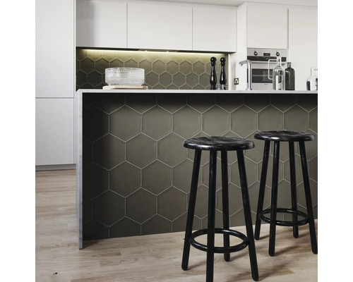 Bucătărie modernă cu plăci hexagonale, tejghea de bucătărie și scaune de bar.