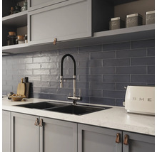 Scenă de bucătărie cu chiuvetă, robinet, faianță și ustensile de bucătărie