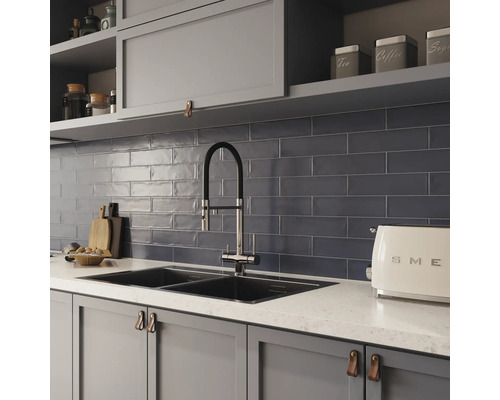 Scenă de bucătărie cu chiuvetă, robinet, faianță și ustensile de bucătărie