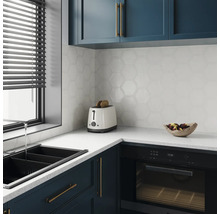 Bucătărie modernă cu chiuvetă, prăjitor de pâine, cuptor și faianță hexagonală.